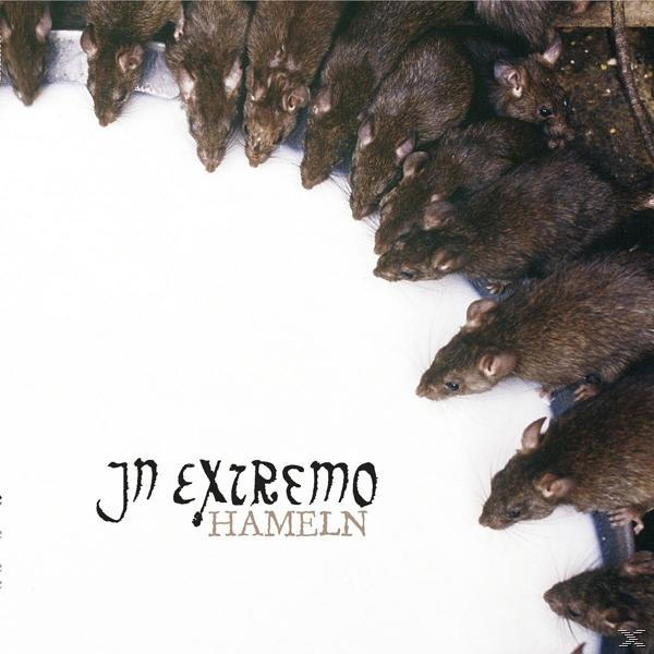 Albumcover mit Ratten auf weißem Grund, mit dem Titel 'In Extremo Hameln' unten geschrieben.