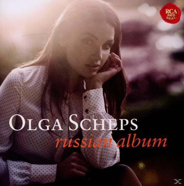 Albumcover: Olga Scheps, eine Frau mit weißen Haaren, blickt nach unten, und der Text 'russian album'.