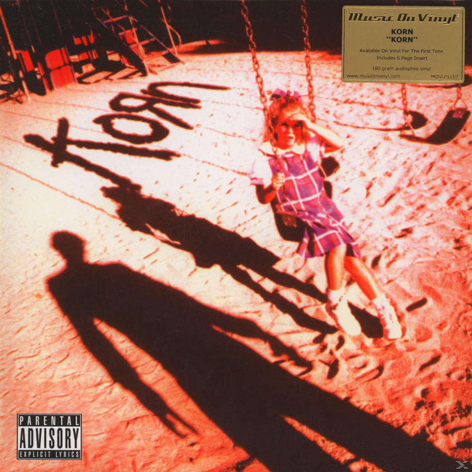 Korn album borító: Lány a hintán, hosszú árnyék, vörösre színezett talaj, Korn logó, Parental Advisory matrica.