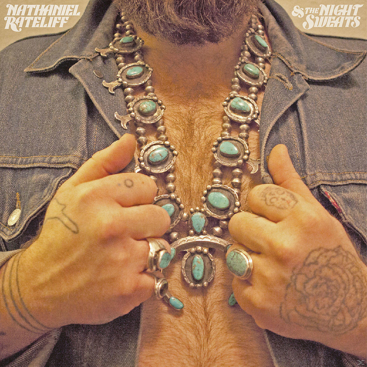 Albumhoes met een persoon die turquoise sieraden draagt. De tekst luidt Nathaniel Rateliff & The Night Sweats.
