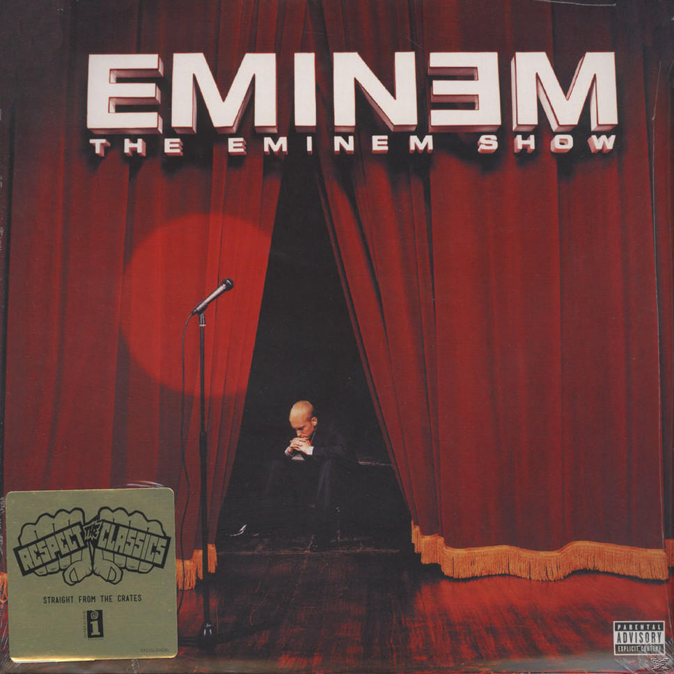 Eminem-Albumcover: roter Vorhang, Bühne, Eminem im Hintergrund, Mikrofon und Vinyl-Aufkleber.