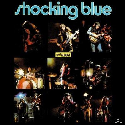Album borító zenekari tagokkal több képen, kék 'Shocking Blue' szöveggel, fekete háttérrel.