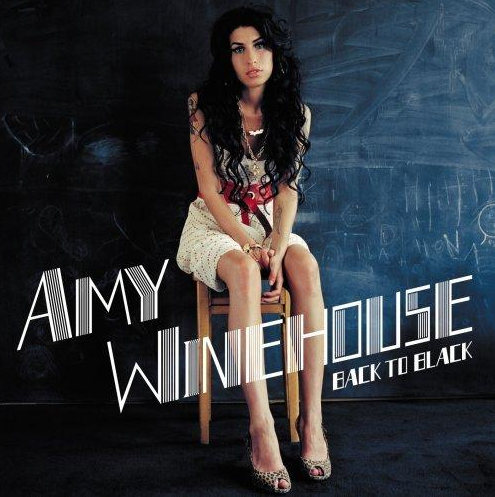 Albumhoes van Amy Winehouse. Ze zit op een stoel. De titel is 'Back to Black'.