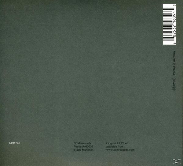 Dunkelgrüne CD-Hülle mit Text und Barcode. Der Text ist weiß.