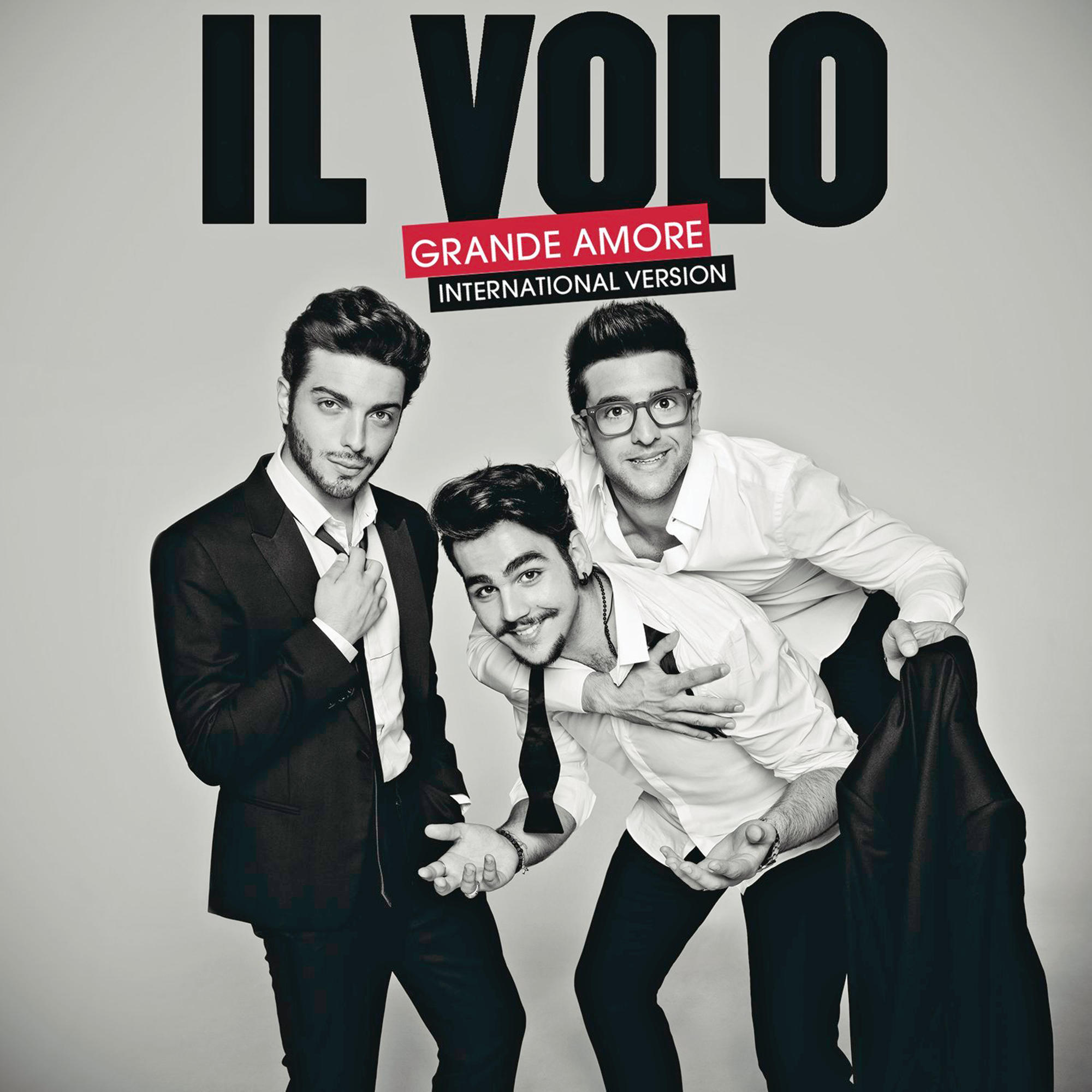 Albumcover mit drei Männern in Anzügen. Der Titel lautet 'Il Volo Grande Amore'. Der Hintergrund ist grau.