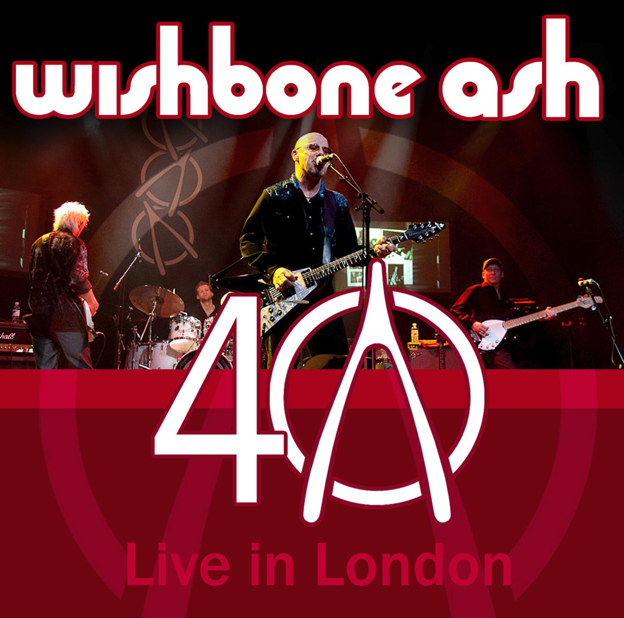 Band spielt live auf der Bühne. Die Band heißt Wishbone Ash. Der Titel '40' ist in der Mitte zu sehen.