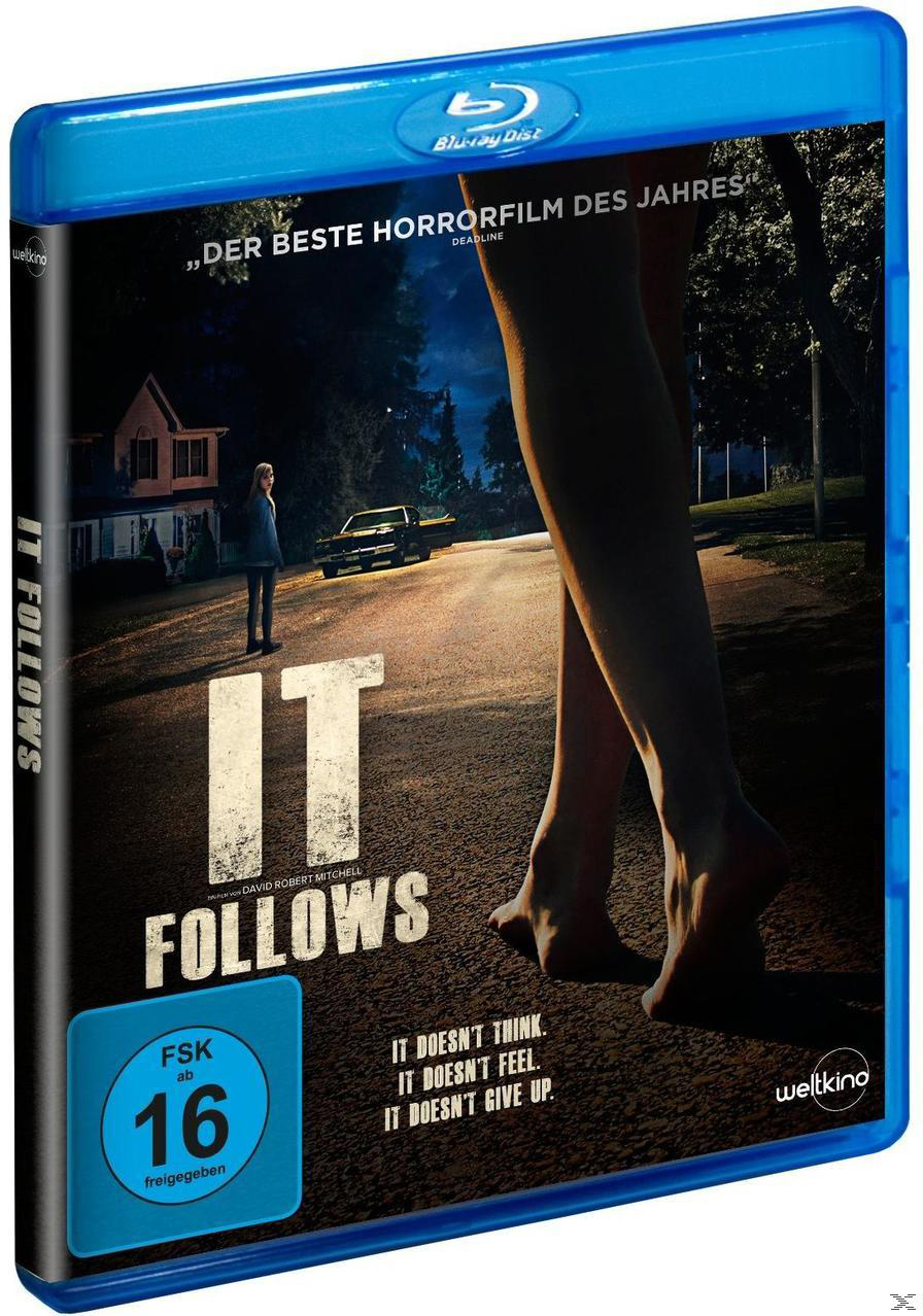 Blu-ray-Cover für "It Follows". Dunkle Szene mit einer Person auf der Straße und Beinen.
