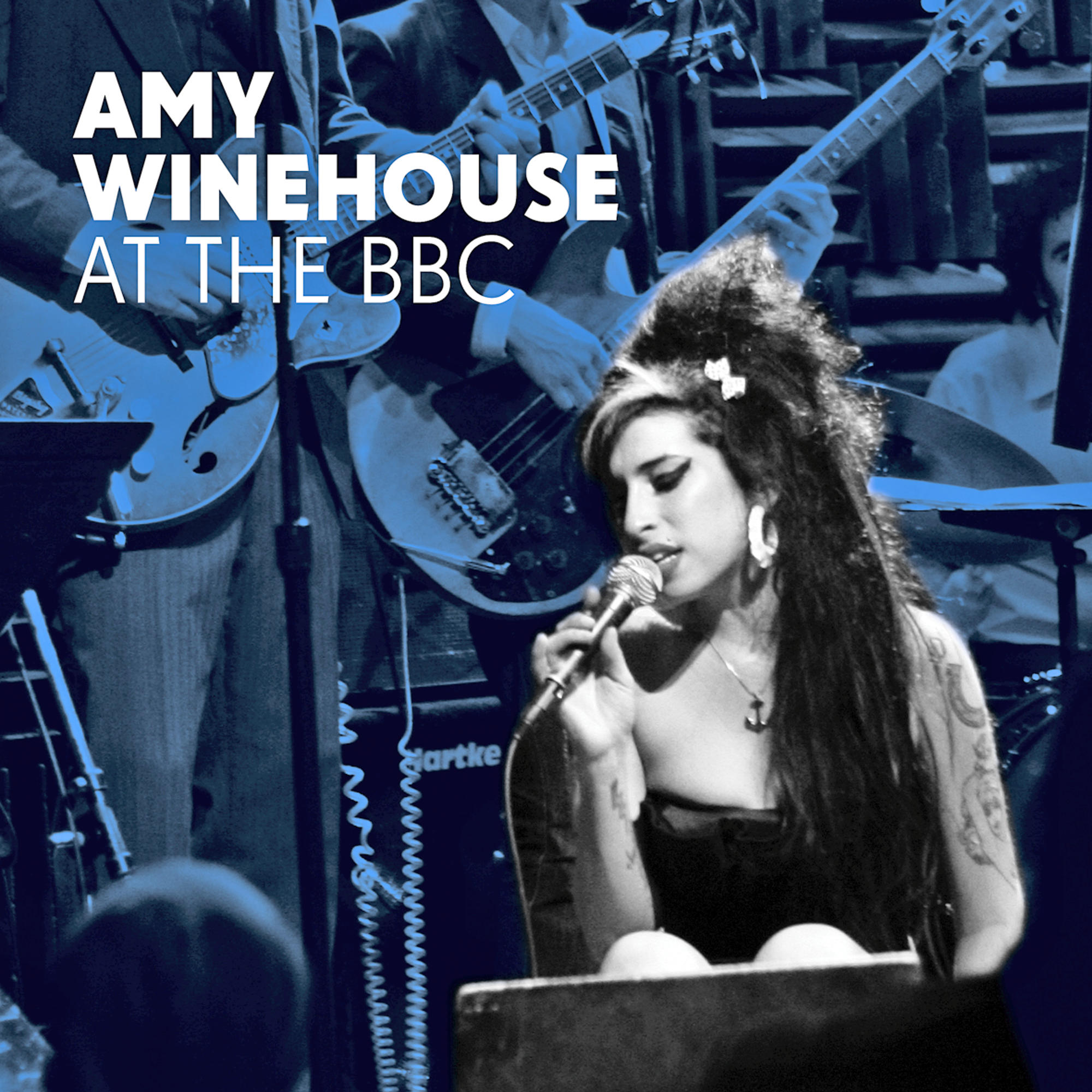Amy Winehouse singt auf der Bühne mit Band. Text: Amy Winehouse at The BBC.
