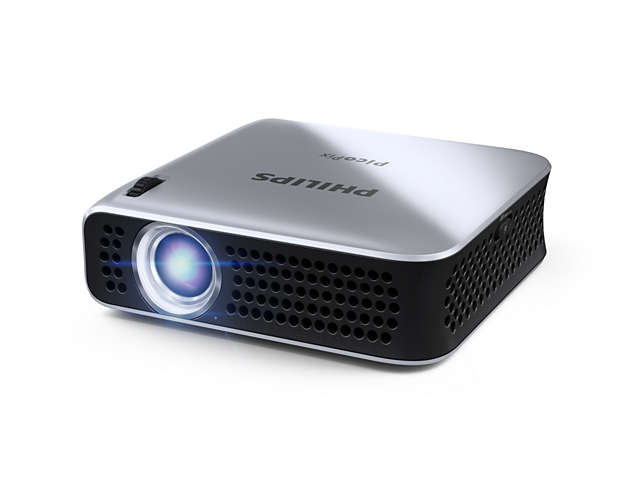 Ezüst Philips PicoPix projektor. Fekete előlapja van, és egy fénysugár vetít.