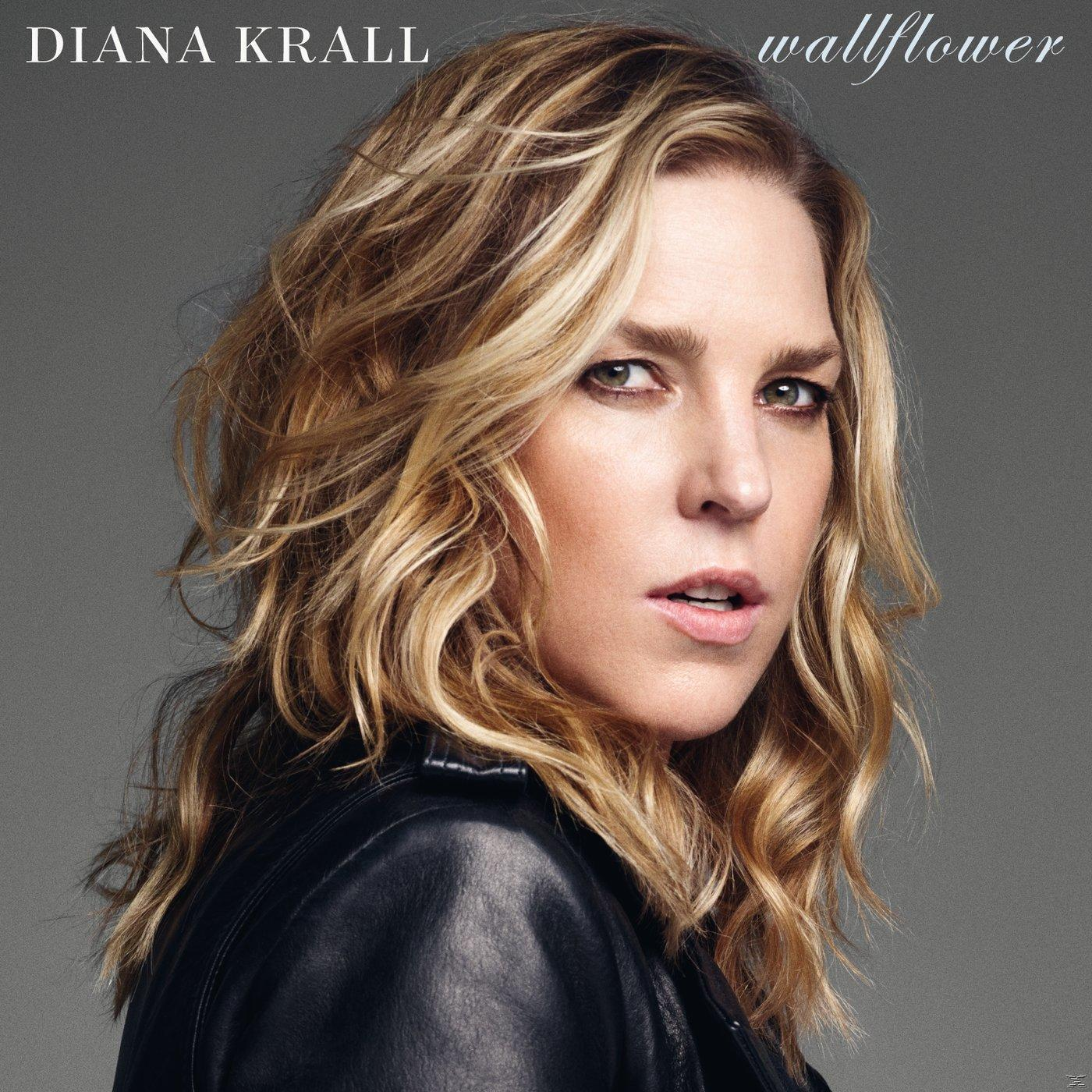Diana Krall egy album borítón. A kamerába néz, szőke hajjal és bőrdzsekivel.