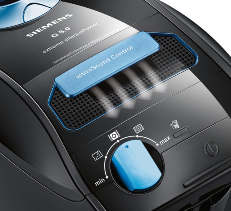 Details zum Staubsauger. Schwarz mit blauen Akzenten, Bedienfeld mit Bedienelementen. Text: Siemens, Q 5.0, activeSound Control.