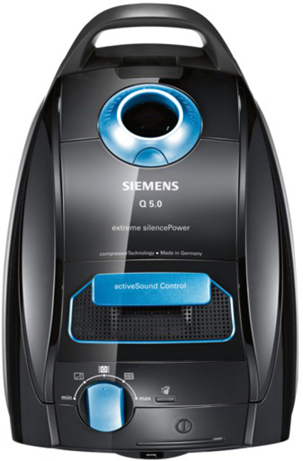 Schwarzer Staubsauger. Blaue Akzente oben und unten. Markenname und Modelldetails auf der Vorderseite.