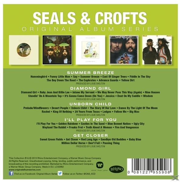 Rückseite einer CD mit Titellisten und Albumcover. Verschiedene Albumcover gezeigt.