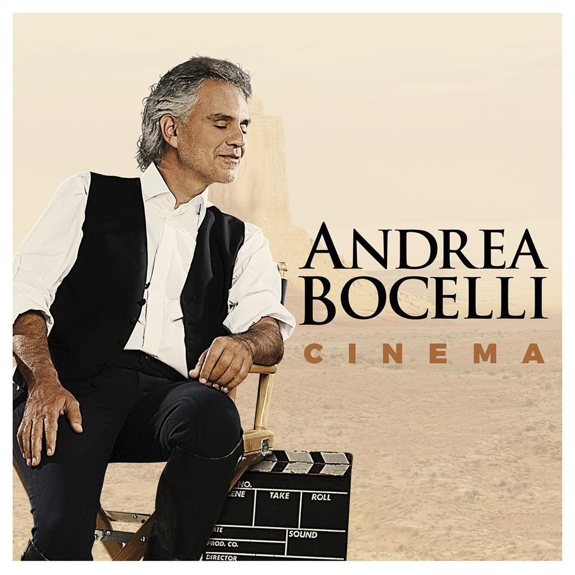 Andrea Bocelli egy széken ül egy filmklapper mellett; a háttér egy sivatagi jelenet.