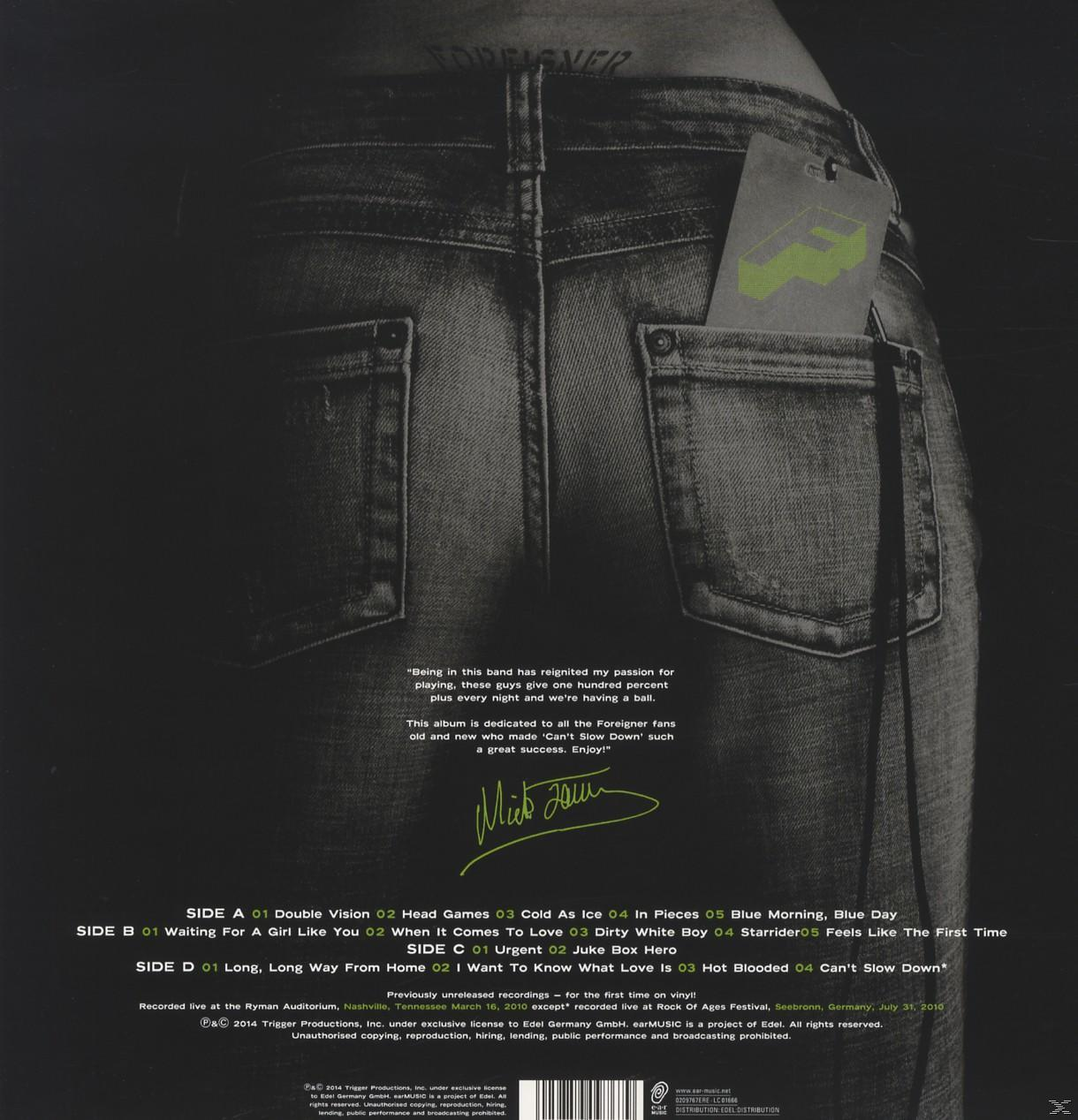 Rückansicht einer Person in Jeans, mit Anhänger an einer Tasche. Albumdetails unten.