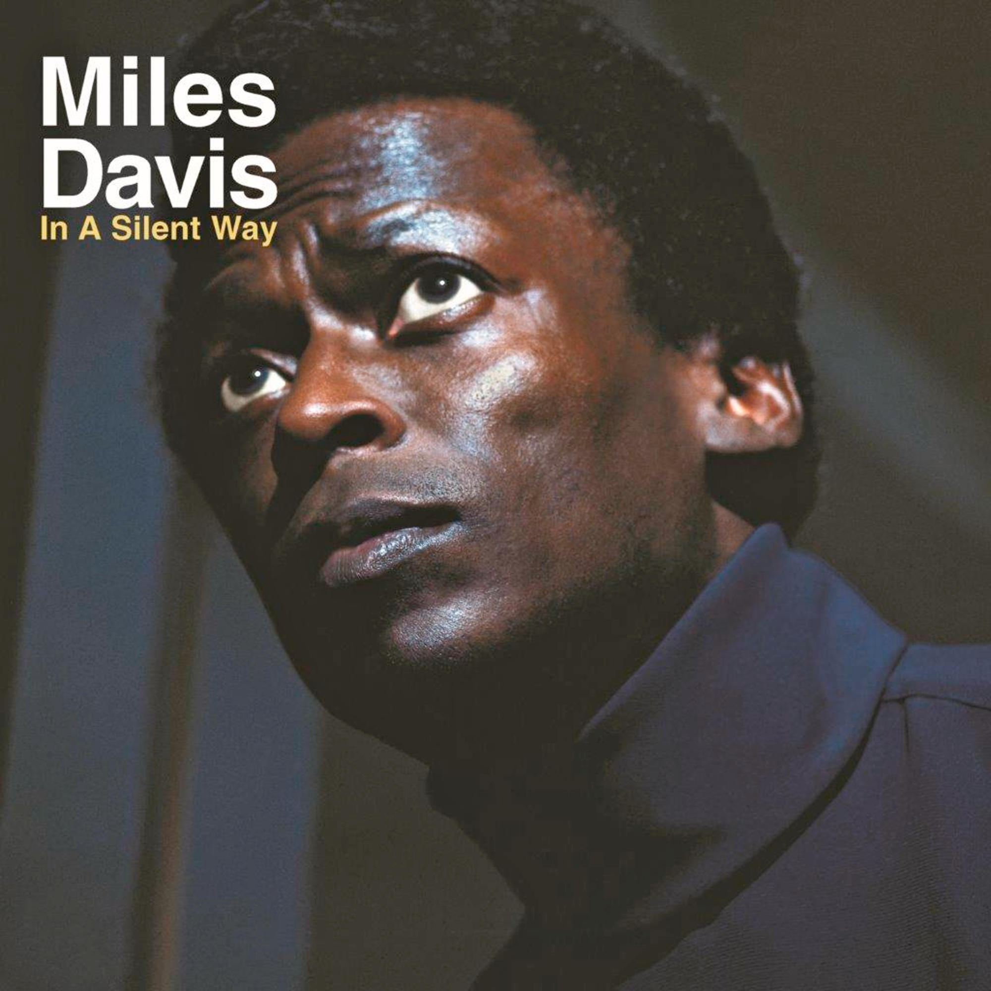 CD-Cover: Miles Davis, der mit konzentriertem Blick nach oben schaut. Dunkelblauer Hintergrund.