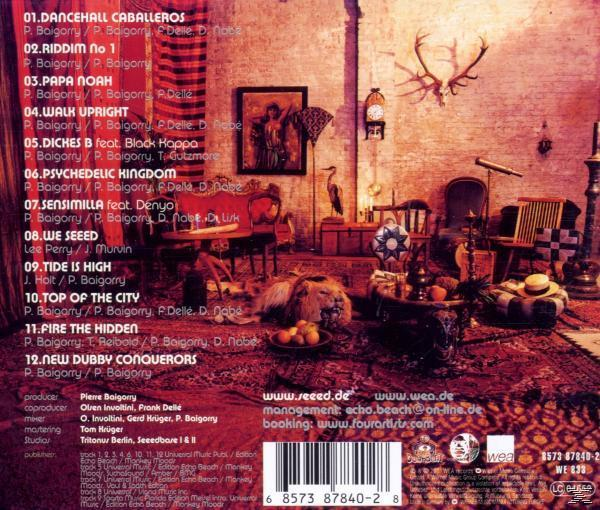 Album-Rückseite mit Trackliste in einem detaillierten, überladenen Innenraum. Es gibt einen Löwenteppich und Objekte.