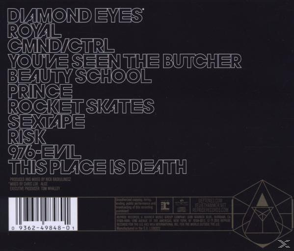 Album-Rückseite, schwarzer Hintergrund, mit Text in Weiß. Ein Barcode und ein geometrisches Design befinden sich unten.