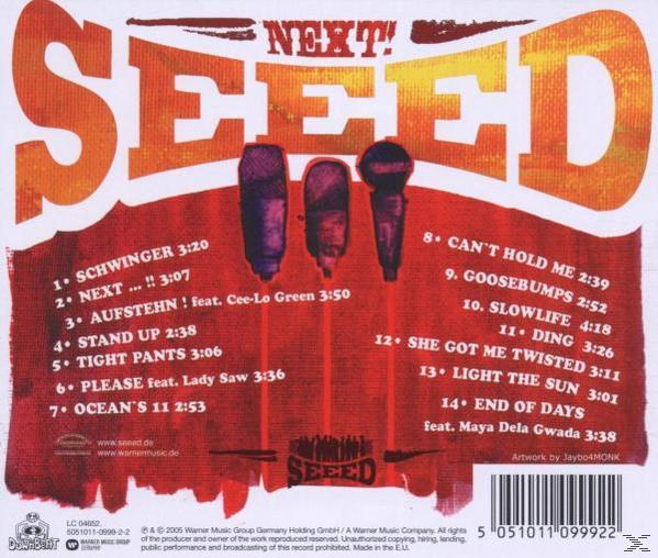 Album-Rückseite mit Trackliste. Rot und Orange. Drei lila Mikrofone. Weißer Text.
