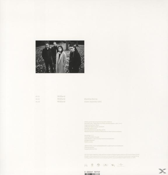 Albumcover mit Foto von vier Personen, weißem Hintergrund und Text über Musik.
