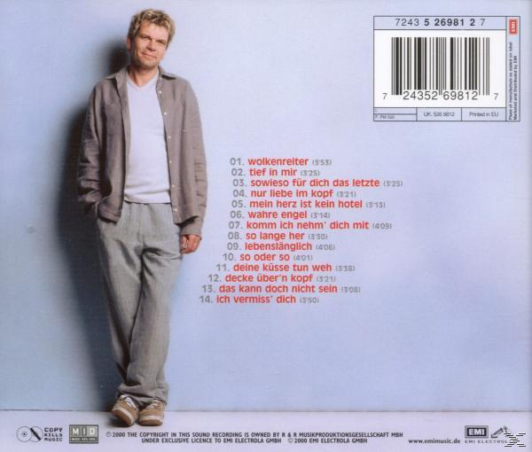 Rückseite einer Musik-CD. Ein Mann in Freizeitkleidung steht neben der Titelliste und Urheberrechtsinformationen.