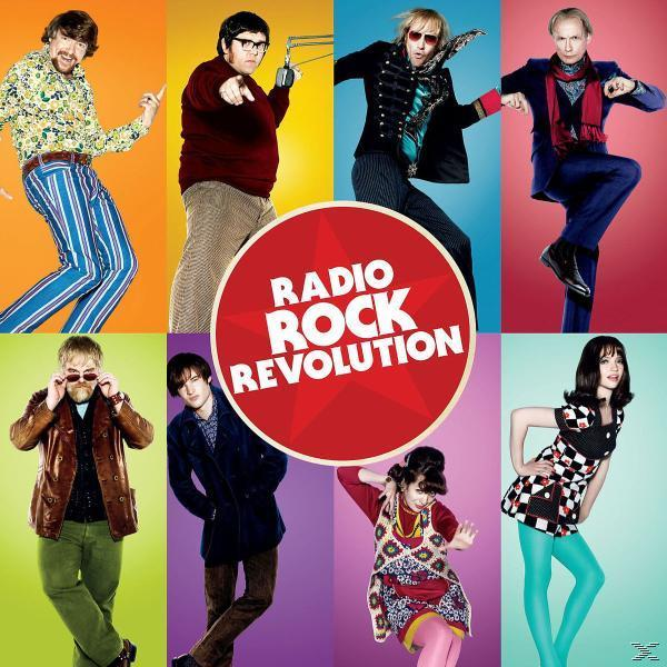 Acht Personen posieren vor farbigen Hintergründen mit einem roten Logo mit der Aufschrift Radio Rock Revolution.