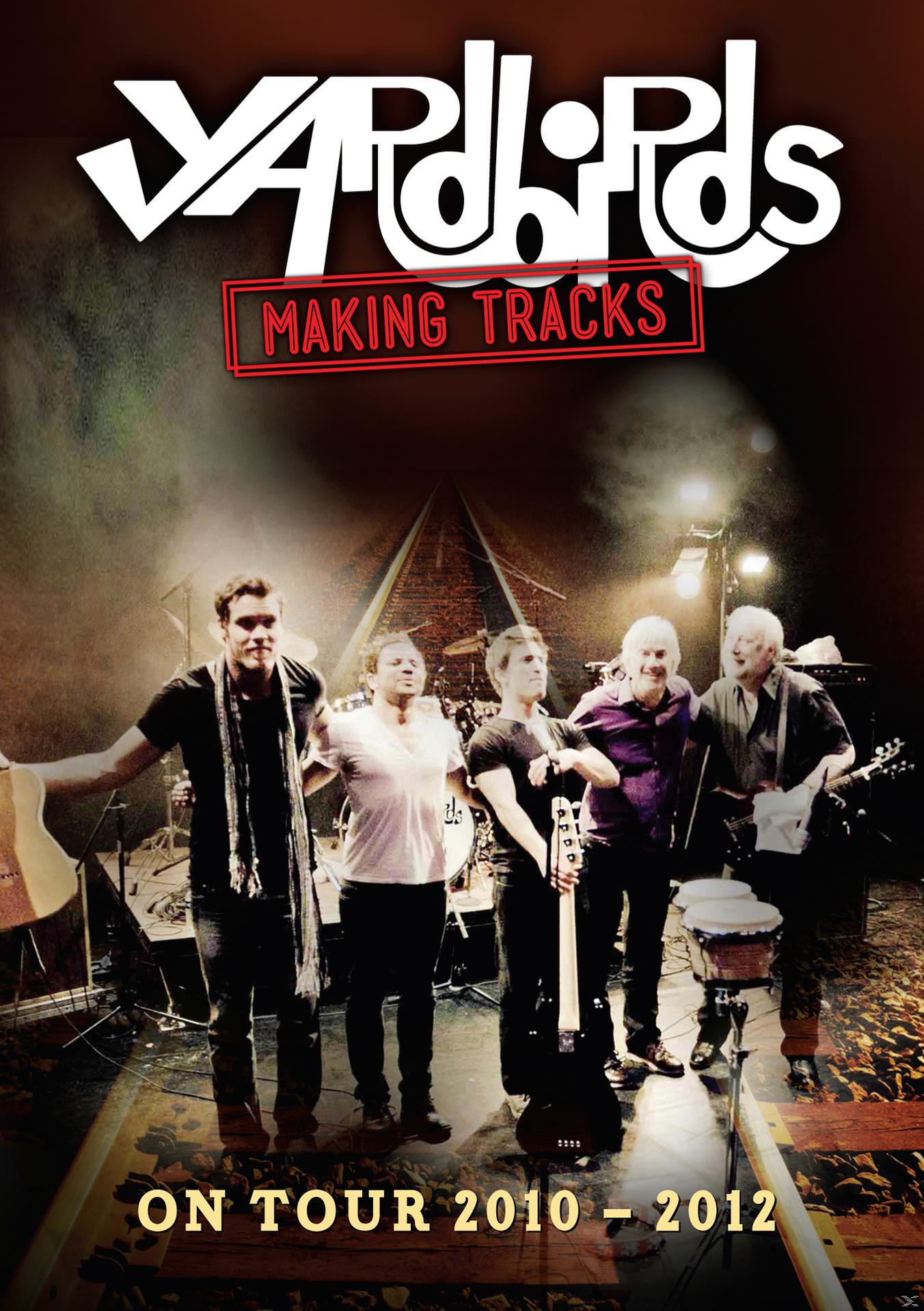 The Yardbirds band op het podium met logo en tourdata 2010-2012.
