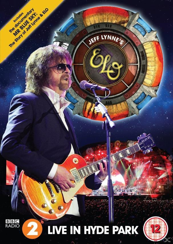 Jeff Lynne's ELO DVD-Cover. Ein Mann mit Gitarre auf der Bühne, mit Band im Hintergrund.