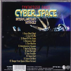 CD-Rückseite mit der Trackliste eines Synth-Pop-Albums. Der Hintergrund zeigt Weltraum und ein Raumschiff.