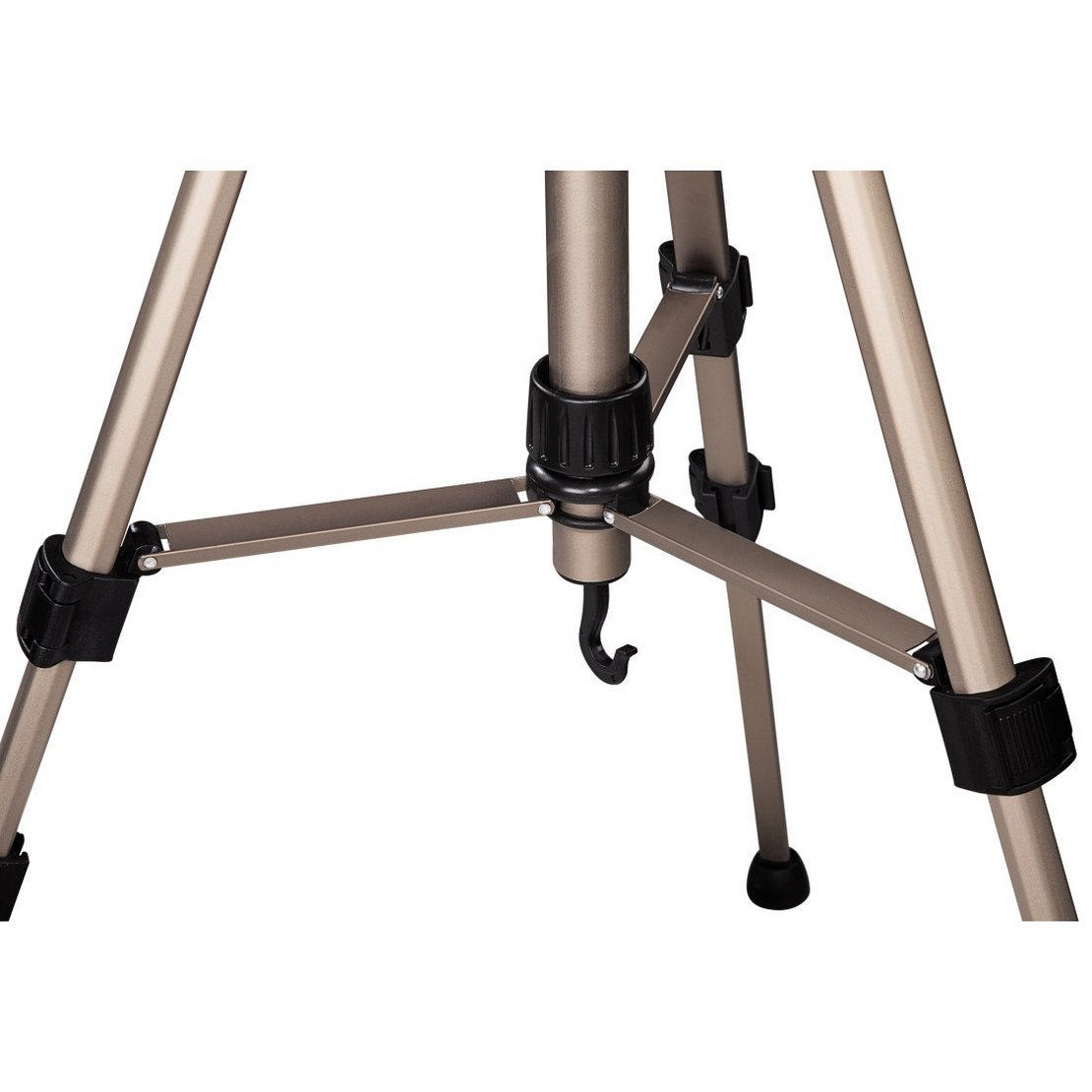 Bacakları açık bir tripod. Metalik renk. Ortada bir kanca görünüyor.