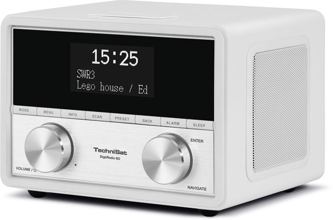Weißes Digitalradio mit Anzeige von Uhrzeit und Radiosender, auf weißer Oberfläche.