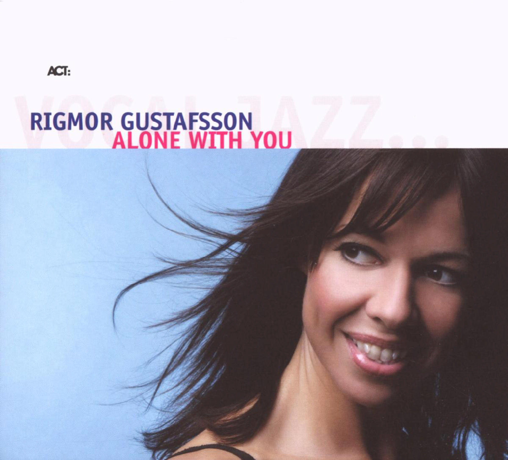 Lächelnde Frau, wehendes schwarzes Haar. Text: Rigmor Gustafsson, Alone With You.