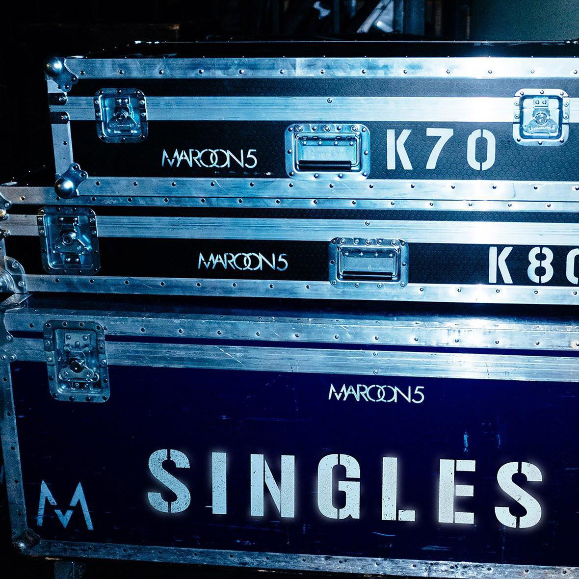 Drie flightcases gestapeld, met de tekst MAROON 5 en SINGLES.