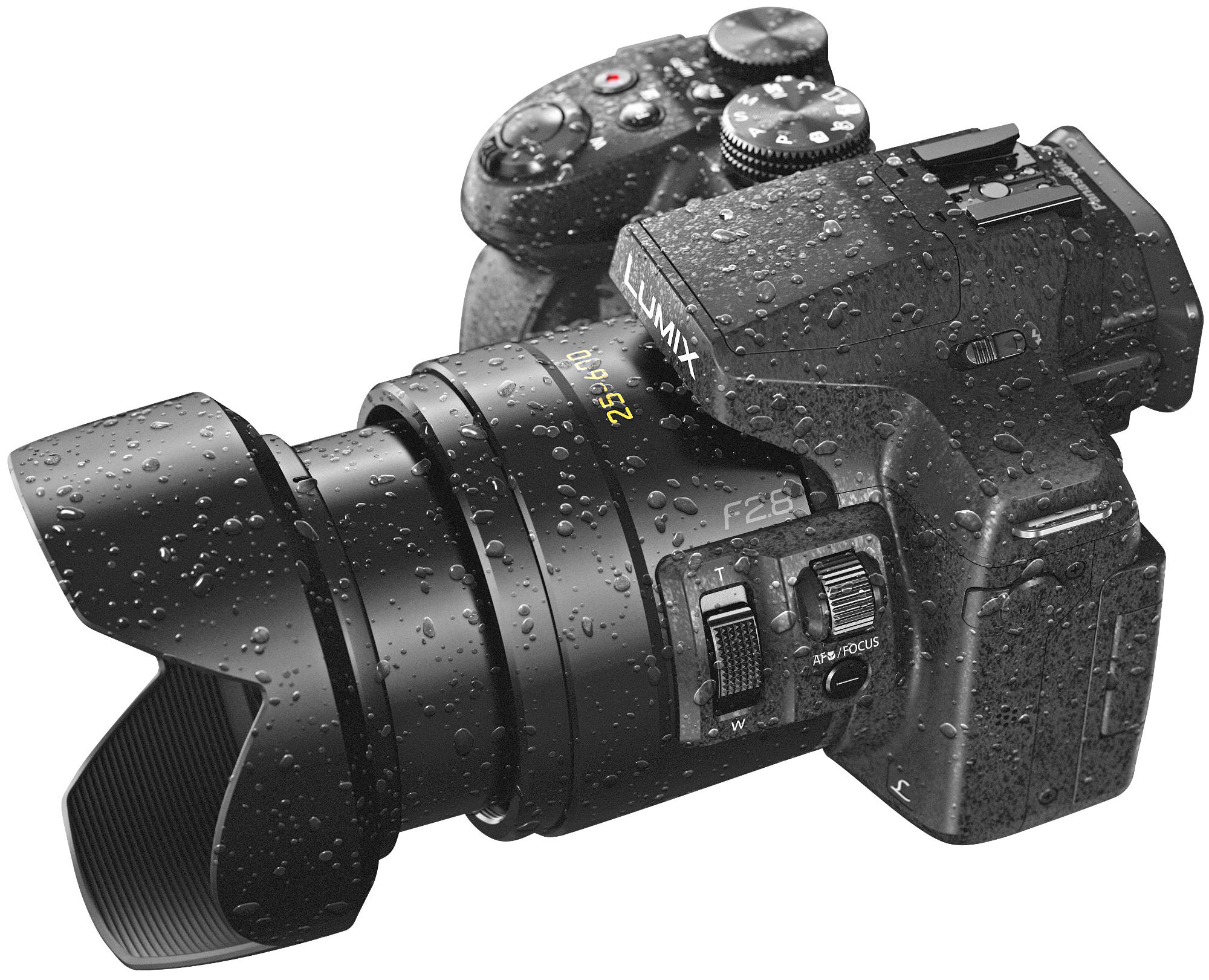 Una fotocamera nera con un obiettivo, coperta di goccioline d'acqua. Lo sfondo è bianco.