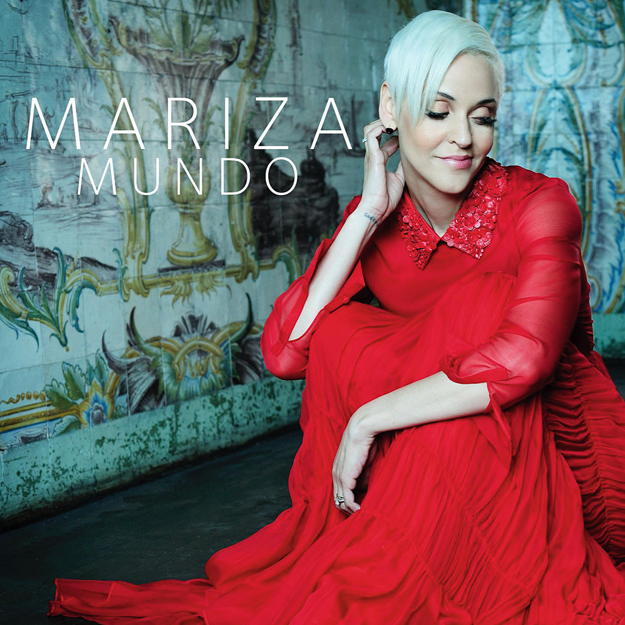Albumcover: Mariza in rotem Kleid, Kopf geneigt, Hand am Hals. Hintergrund mit Fliesen und einer Wand.