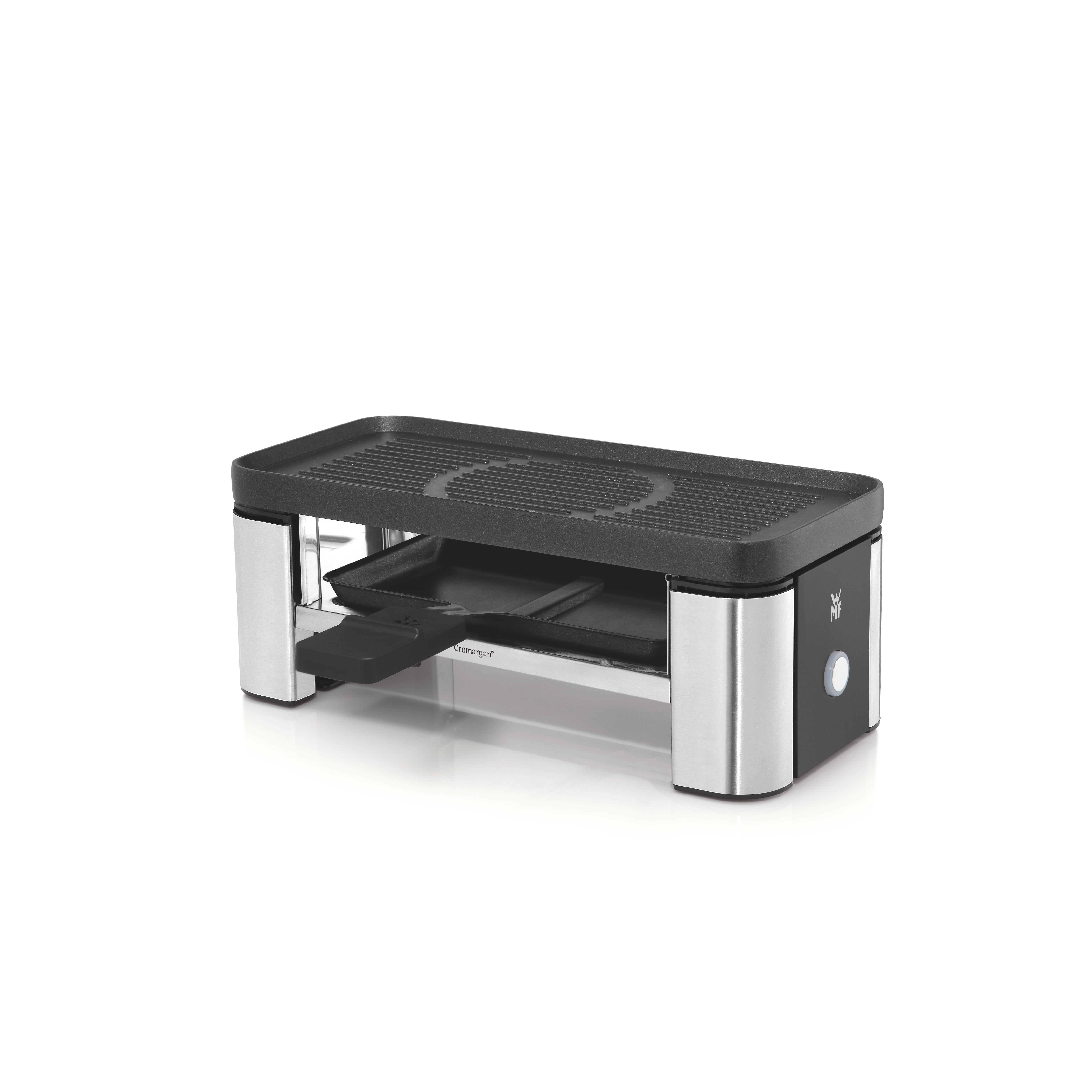 Ein kleiner, schwarz-silberner Raclette-Grill mit Kochfläche und Käsetablett darunter. Weißer Hintergrund.