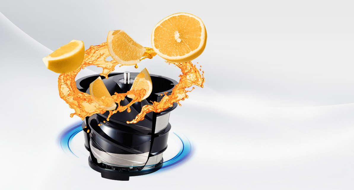 Entsafter mit Orangenscheiben und herausspritzendem Saft. Schwarze Basis und silberne Komponente, weißer Hintergrund.