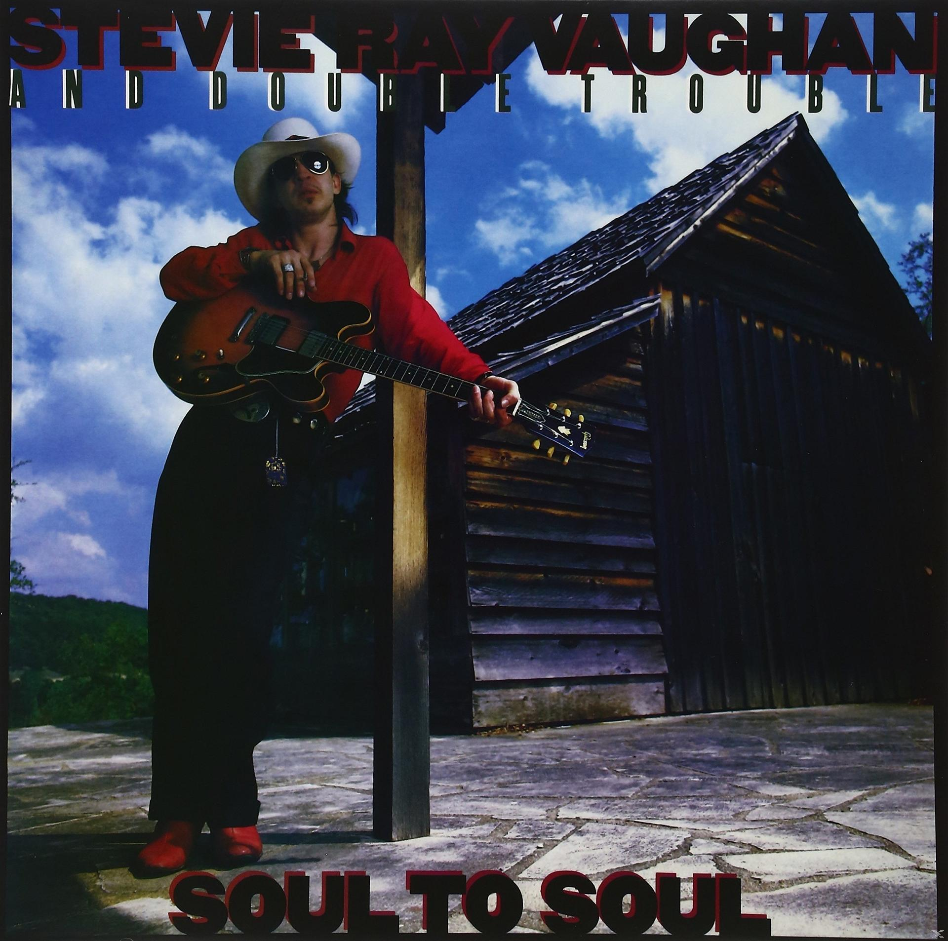 Album borító: Stevie Ray Vaughan gitárral, egy faépület előtt.