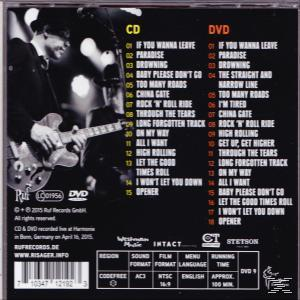CD/DVD-Rückseite. Listet Songtitel, Credits und ein Foto eines Gitarristen auf der Bühne auf.
