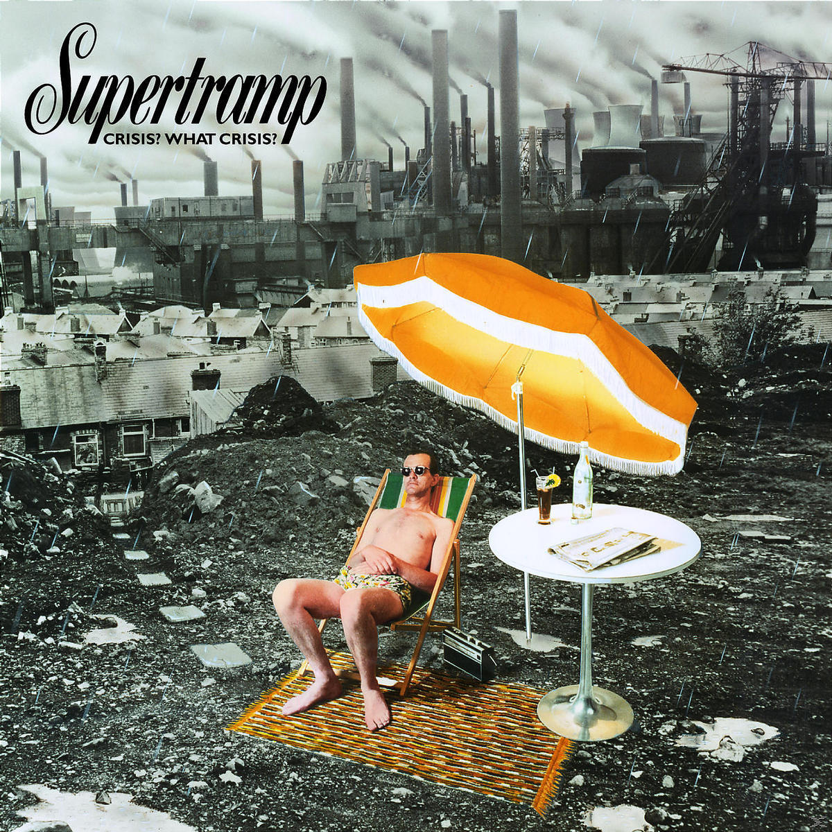 Albumcover mit einem Mann, der neben einem Tisch und einem Sonnenschirm in einer verschmutzten Umgebung sonnt.