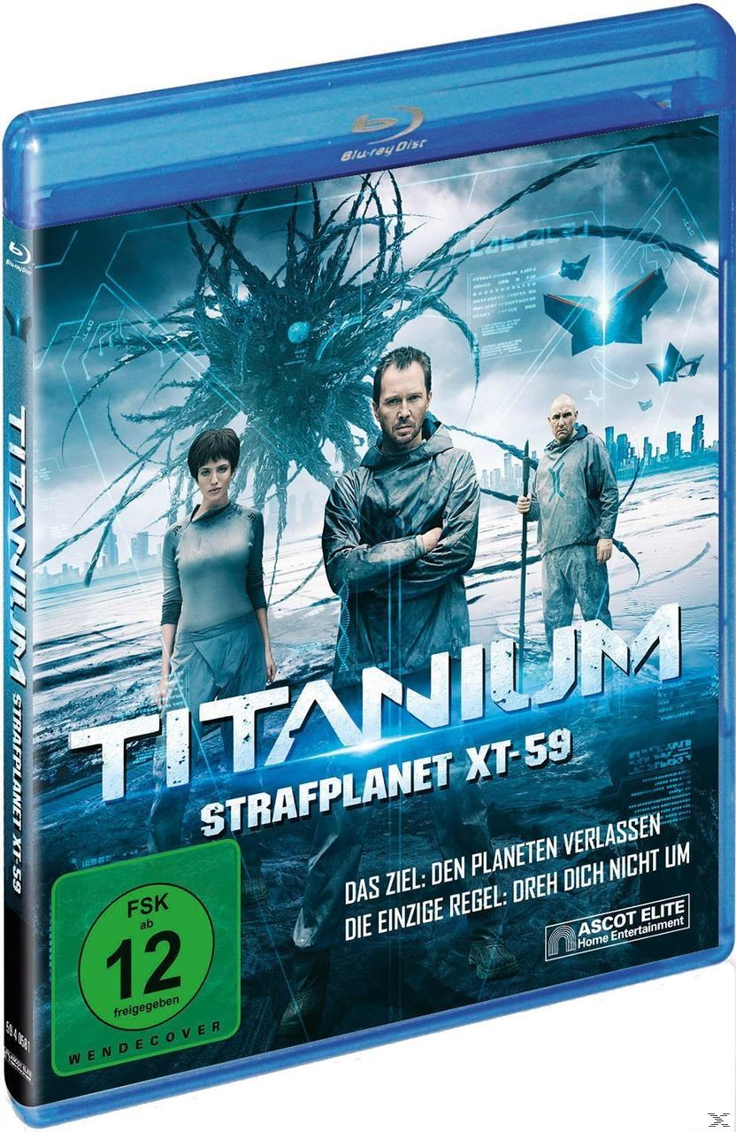Blu-ray-Disc-Hülle. Das Cover zeigt drei Personen in grauen Anzügen mit dem Titel 'TITANIUM STRAFPLANET XT-59'.