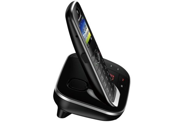 Schwarzes schnurloses Telefon mit Ladegerät, leicht geneigt.