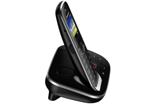 Ein schwarzes schnurloses Panasonic-Telefon mit silberner Blende auf seiner Basis. Der Bildschirm ist beleuchtet.
