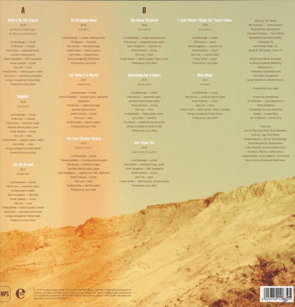 Album-Rückseite mit Songtiteln und Credits. Eine Wüstenlandschaft im Hintergrund.