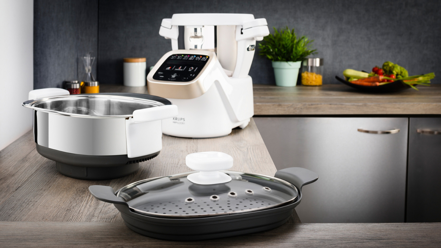 Moderne Küchenszene mit Küchenmaschine und Kochzubehör.