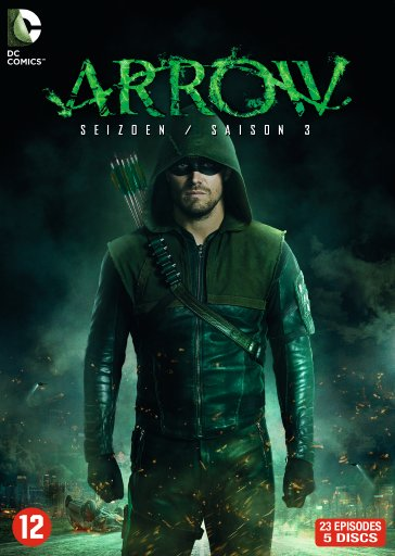 Couverture du DVD de la saison 3 d'Arrow. Un homme en capuche et veste verte avec un arc et des flèches.