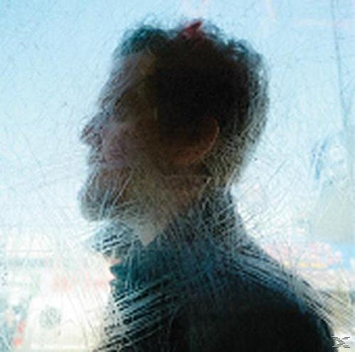 Silhouette eines Mannes im Profil, durch ein zerkratztes Fenster gesehen. Der Mann blickt nach rechts.