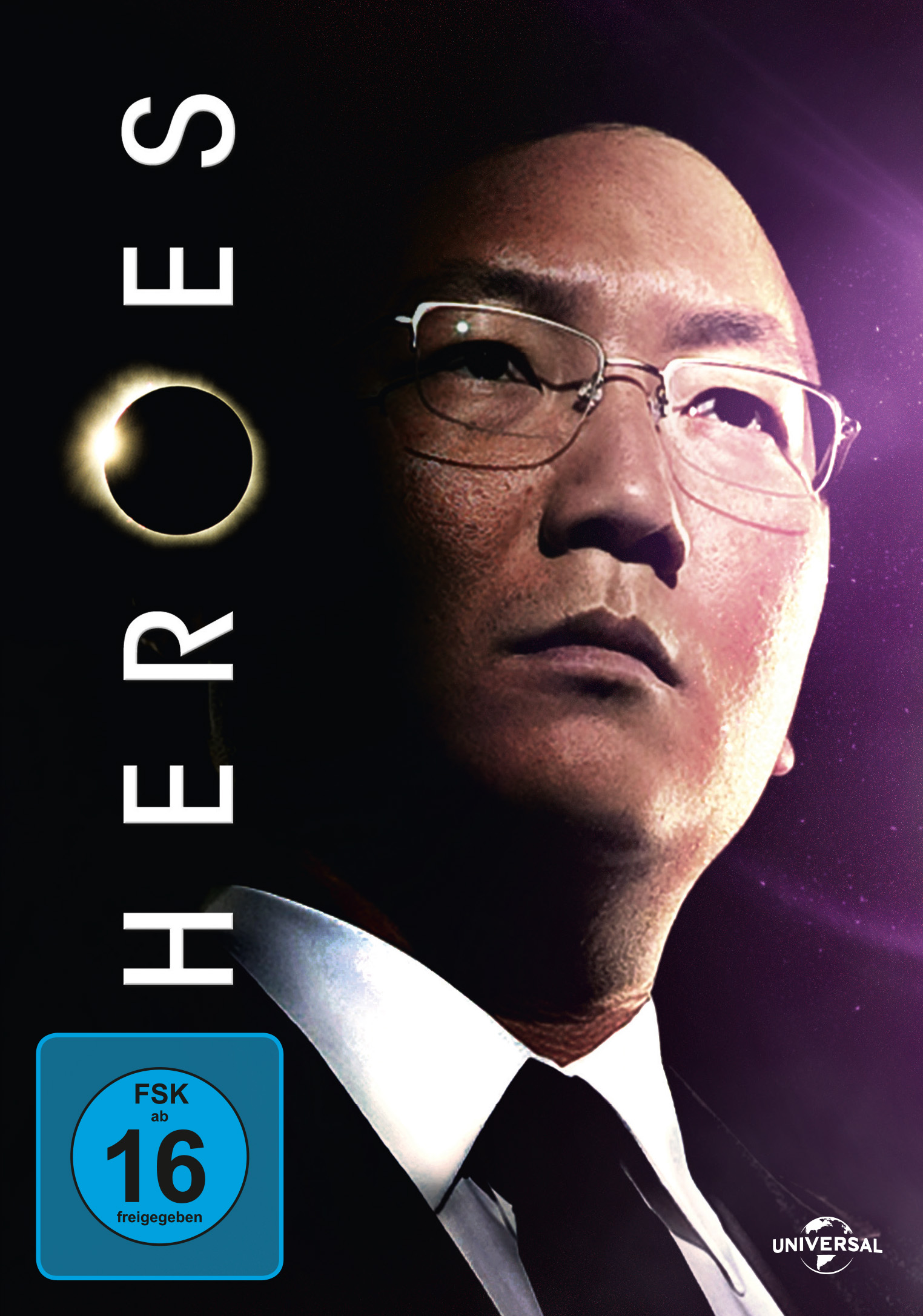 Filmcover mit einem Mann mit Brille und Anzug. Das Wort 'HEROES' steht oben. Dunkler Hintergrund.