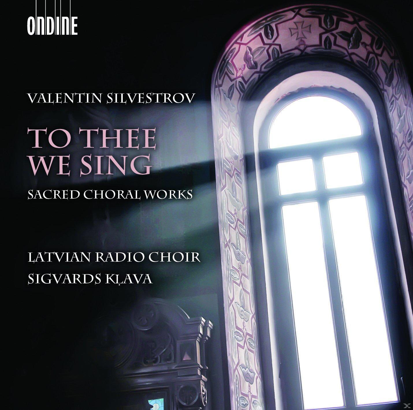 Albumcover: Kirchenfenster, Text 'To Thee We Sing'. Latvian Radio Choir und Sigvards Kļava. Dunkel.