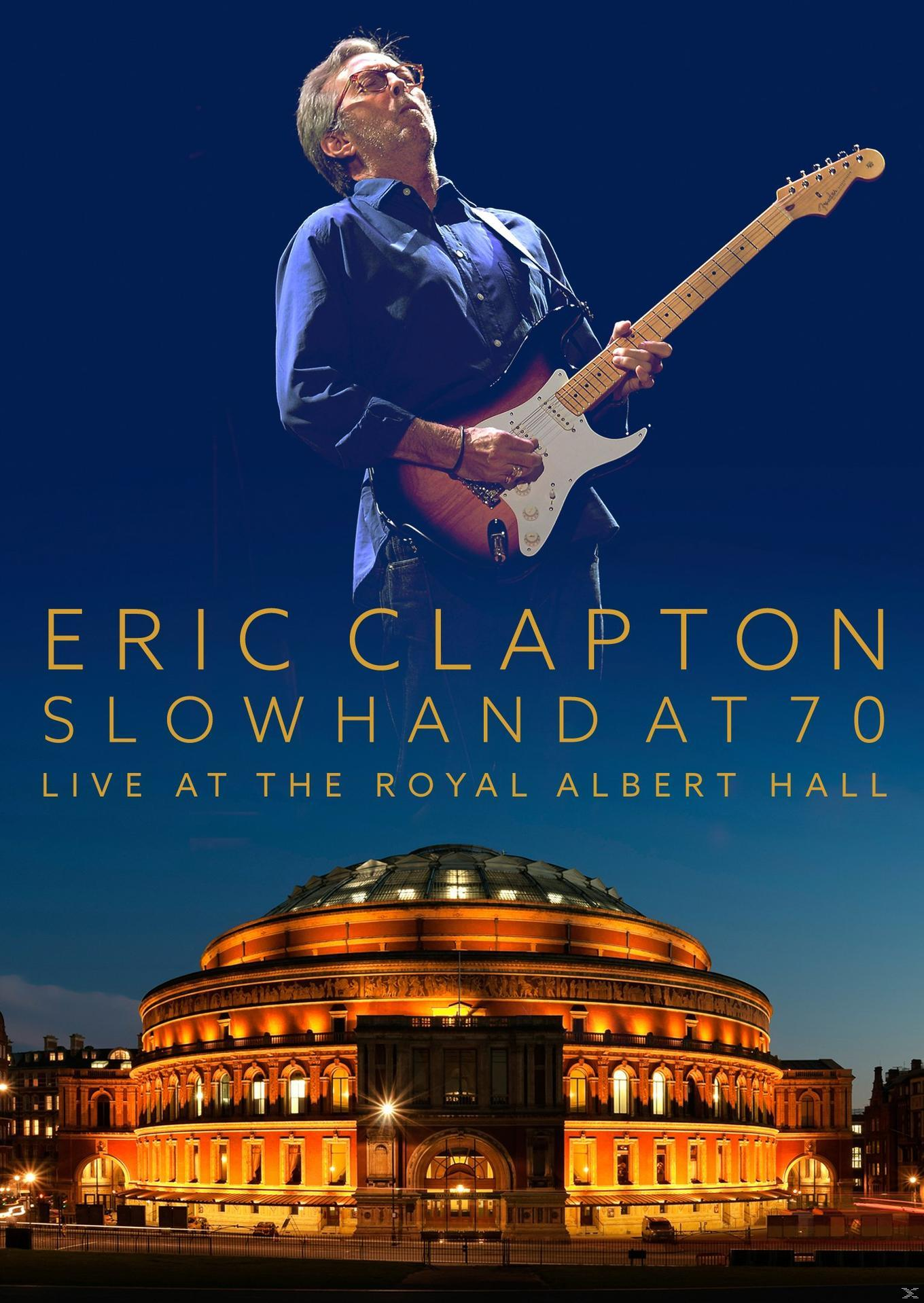 Eric Clapton, Slowhand At 70, a Royal Albert Hallban. Férfi gitározik, kék égbolt.